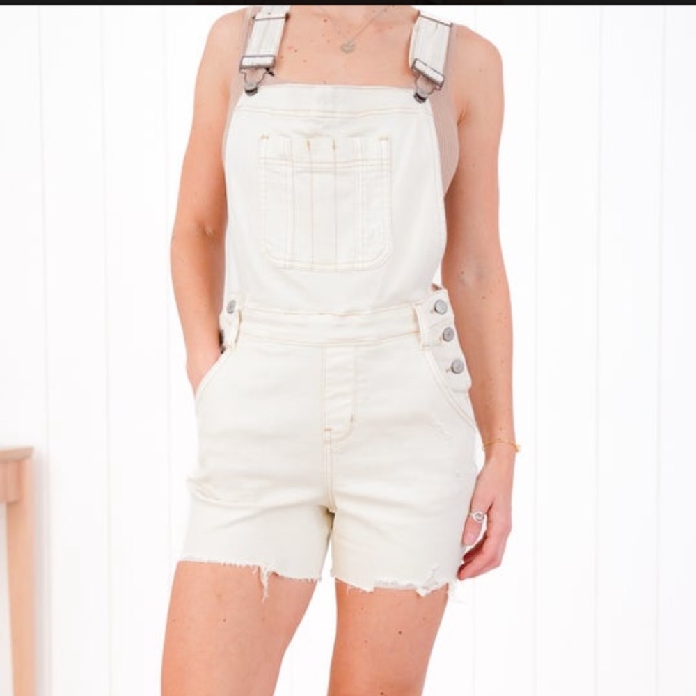 NWT Judy Blue Ecru Distressed Overall Shorts Sz M 6-8